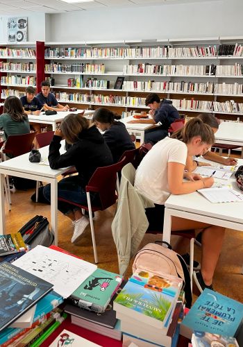 Étudiants dans la bibliothèque